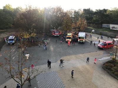 THW, Feuerwehr, Polizei und Krankenwagen auf dem Schulhof 
