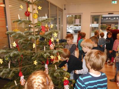 Foto des Albums: Weihnachtsbaum schmücken in der Volksbank