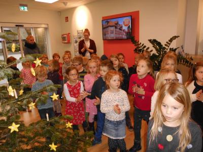 Foto des Albums: Weihnachtsbaum schmücken in der Volksbank