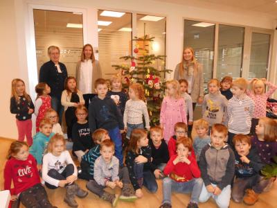 Foto des Albums: Weihnachtsbaum schmücken in der Volksbank