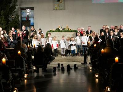 Foto des Albums: Vorweihnachtliches Singen und Musizieren in der Pfarrkirche St. Martin, Helmstadt, 2019 (15.12.2019)