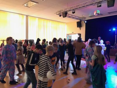 Die 4. - 6. Klassen im Speisesaal 