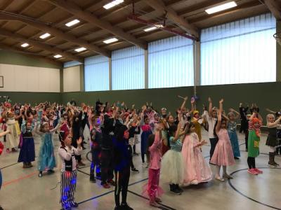 Klasse 1 - 3 in der Sporthalle 