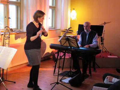 Foto des Albums: "Winterkonzert" im Gemeindehaus mit Instrumentalisten und musikalischem Nachwuchs der Kirchengemeinde unter Leitung von O.-B. Glüer