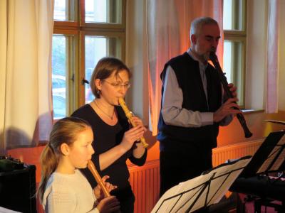 Foto des Albums: "Winterkonzert" im Gemeindehaus mit Instrumentalisten und musikalischem Nachwuchs der Kirchengemeinde unter Leitung von O.-B. Glüer