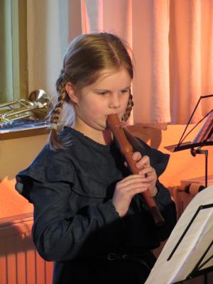 Foto des Albums: "Winterkonzert" im Gemeindehaus mit Instrumentalisten und musikalischem Nachwuchs der Kirchengemeinde unter Leitung von O.-B. Glüer