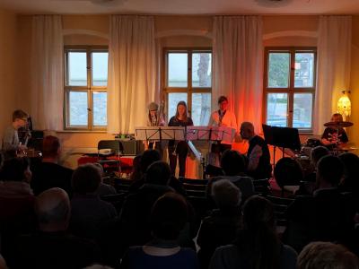 Foto des Albums: "Winterkonzert" im Gemeindehaus mit Instrumentalisten und musikalischem Nachwuchs der Kirchengemeinde unter Leitung von O.-B. Glüer