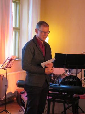 Foto des Albums: "Winterkonzert" im Gemeindehaus mit Instrumentalisten und musikalischem Nachwuchs der Kirchengemeinde unter Leitung von O.-B. Glüer