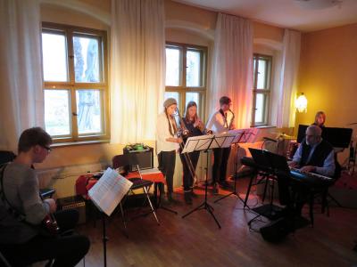Foto des Albums: "Winterkonzert" im Gemeindehaus mit Instrumentalisten und musikalischem Nachwuchs der Kirchengemeinde unter Leitung von O.-B. Glüer