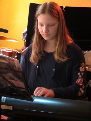Foto des Albums: "Winterkonzert" im Gemeindehaus mit Instrumentalisten und musikalischem Nachwuchs der Kirchengemeinde unter Leitung von O.-B. Glüer