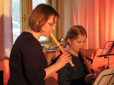 Foto des Albums: "Winterkonzert" im Gemeindehaus mit Instrumentalisten und musikalischem Nachwuchs der Kirchengemeinde unter Leitung von O.-B. Glüer