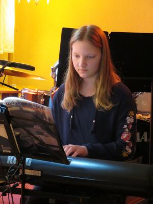 Foto des Albums: "Winterkonzert" im Gemeindehaus mit Instrumentalisten und musikalischem Nachwuchs der Kirchengemeinde unter Leitung von O.-B. Glüer