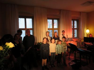 Foto des Albums: "Winterkonzert" im Gemeindehaus mit Instrumentalisten und musikalischem Nachwuchs der Kirchengemeinde unter Leitung von O.-B. Glüer