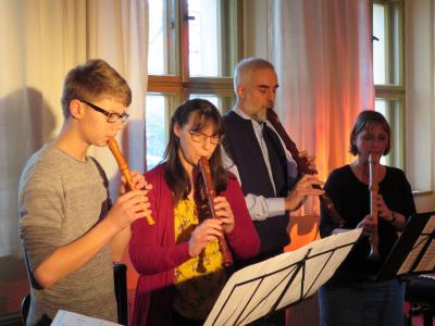 Foto des Albums: "Winterkonzert" im Gemeindehaus mit Instrumentalisten und musikalischem Nachwuchs der Kirchengemeinde unter Leitung von O.-B. Glüer