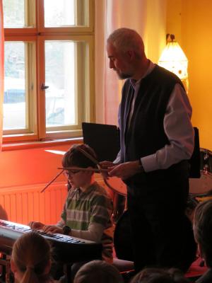 Foto des Albums: "Winterkonzert" im Gemeindehaus mit Instrumentalisten und musikalischem Nachwuchs der Kirchengemeinde unter Leitung von O.-B. Glüer