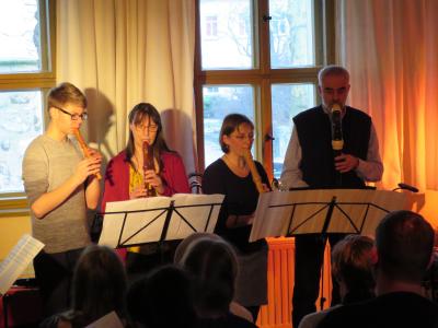 Foto des Albums: "Winterkonzert" im Gemeindehaus mit Instrumentalisten und musikalischem Nachwuchs der Kirchengemeinde unter Leitung von O.-B. Glüer
