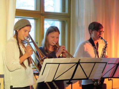 Foto des Albums: "Winterkonzert" im Gemeindehaus mit Instrumentalisten und musikalischem Nachwuchs der Kirchengemeinde unter Leitung von O.-B. Glüer
