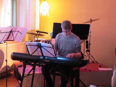 Foto des Albums: "Winterkonzert" im Gemeindehaus mit Instrumentalisten und musikalischem Nachwuchs der Kirchengemeinde unter Leitung von O.-B. Glüer