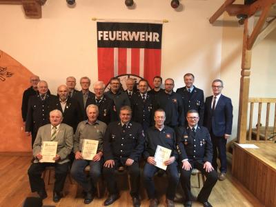 Das Foto zeigt die anwesenden Geehrten mit Bgm. Werner Nickl (hinten rechts) sowie vorne sitzend Gottfried Hofmann, Josef Murr, Maximilian Pinzer und rechts Vorstand Markus Prechtl. 