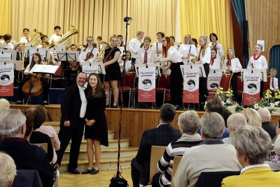 unser Orchesterleiter und Moderator Holger mit Moderationspartnerin Marlene  (Bild vergr&ouml;&szlig;ern)