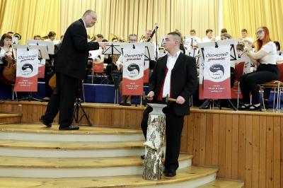 w&auml;hrend der Amboss-Polka  (Bild vergr&ouml;&szlig;ern)