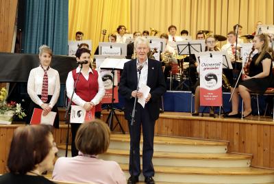 Begr&uuml;&szlig;ung durch die Vereinsvorsitzende Maret und Dolmetscherin Nicole sowie dem Vorsitzenden des Europavereins des Landkreises Dahme-Spreewald, Herrn Wille  (Bild vergr&ouml;&szlig;ern)