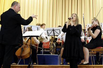 unsere Gesangssolistin Janine  (Bild vergr&ouml;&szlig;ern)