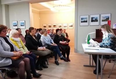 Foto des Albums: Kristin Schindler aus Dreetz liest in der Wusterhausener Bibliothek aus ihrem Debütroman "Gemeinsam" (06.03.2020)