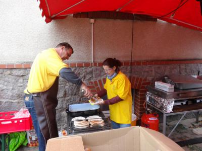 Hand in Hand am Bratwurststand (2012) 