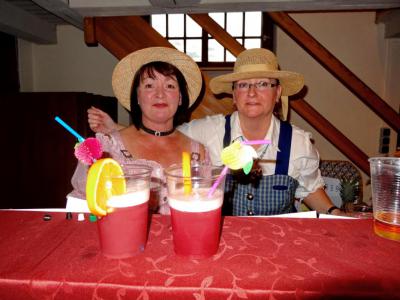 Fesche Bedienung an der Coktailbar (2012) 