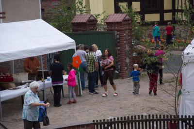Viele K&uuml;rbisfratzen an der Kirche (2014) 