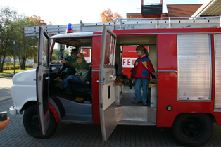 Foto des Albums: Kinder der "Bienchengruppe" zu Besuch auf der Feuer- und Rettungswache