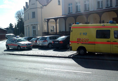 Rettungswagen (RTW) aus Vetschau (rechts) 