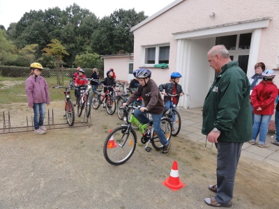 Foto des Albums: Vorbereitung auf die Fahrradprüfung Klasse 4 (22. 09. 2011)