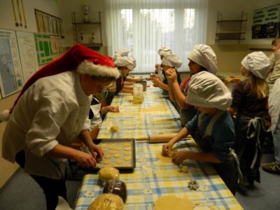 Foto des Albums: Weihnachtsb&auml;ckerei Klasse 2 (12.12.2011)