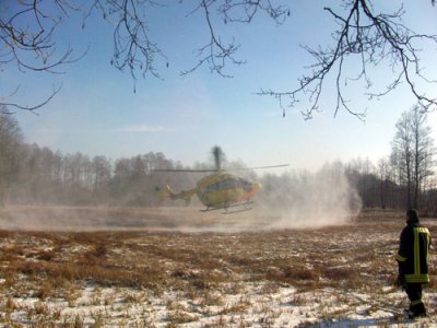 Rettungshubschrauber trifft ein 