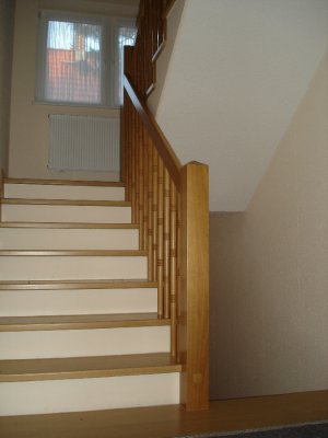 Betontreppe mit Stufen und Gel&auml;nder aus Eiche 