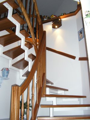 Stahltreppe mit Stufen und Gel&auml;nder aus Mahagoni 
