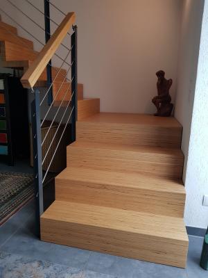 Faltwerk-Treppe aus Baubuche mit Stahlgel&auml;nder und Holzhandlauf aus Baubuche 