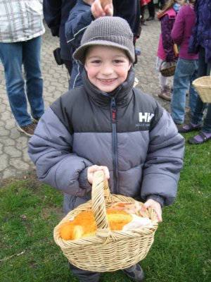 Foto des Albums: Ostereier sammeln auf dem Sportplatz (07. 04. 2012)