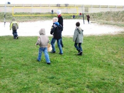 Foto des Albums: Ostereier sammeln auf dem Sportplatz (07. 04. 2012)