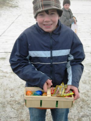 Foto des Albums: Ostereier sammeln auf dem Sportplatz (07. 04. 2012)