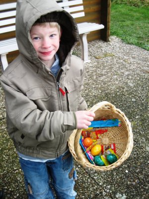 Foto des Albums: Ostereier sammeln auf dem Sportplatz (07. 04. 2012)