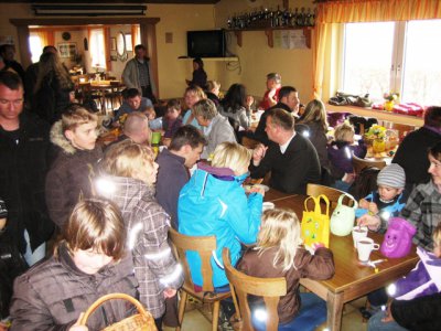 Foto des Albums: Ostereier sammeln auf dem Sportplatz (07. 04. 2012)