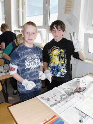 Foto des Albums: SchülerInnen der Klasse 5b präparieren Fische!