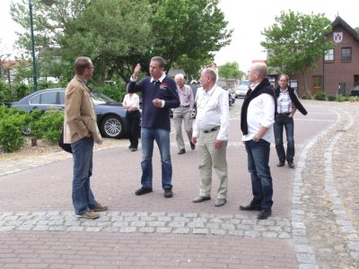 Vorschaubild: Bürgermeister Willi Voß zeigt den Gästen den Hafen.