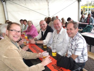 Vorschaubild: Die Besucher aus Finnland im Festzelt.