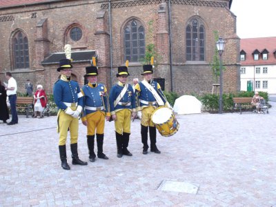 Vorschaubild: Unsere finnischen Gäste in historischer Uniform auf dem Markt.