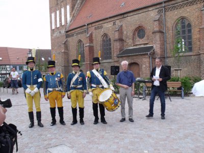 Vorschaubild: Bürgermeister Willi Voß spricht zur Einweihung des Gedenksteins.