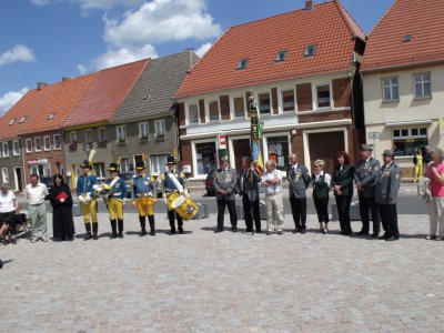 Vorschaubild: Einweihung des Gedenksteins auf dem Markt.